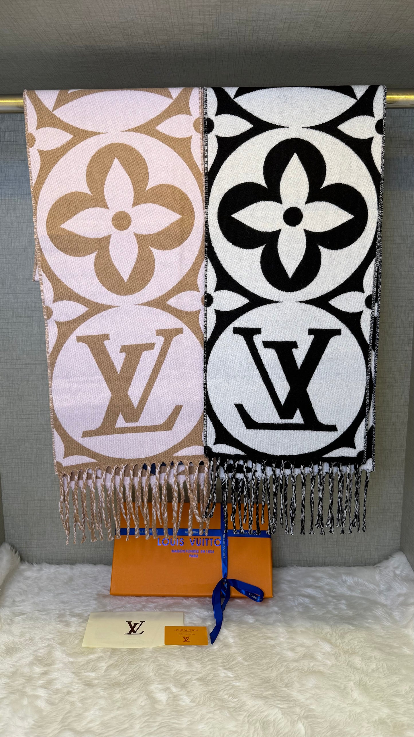 Louis Vuitton Scarves(Reversible)