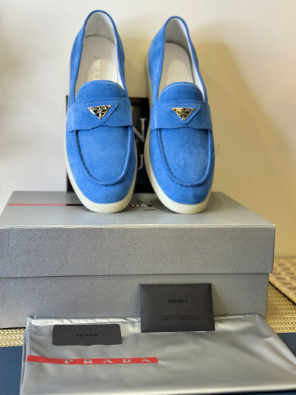 Prada logo-plaque Suede
Loafers