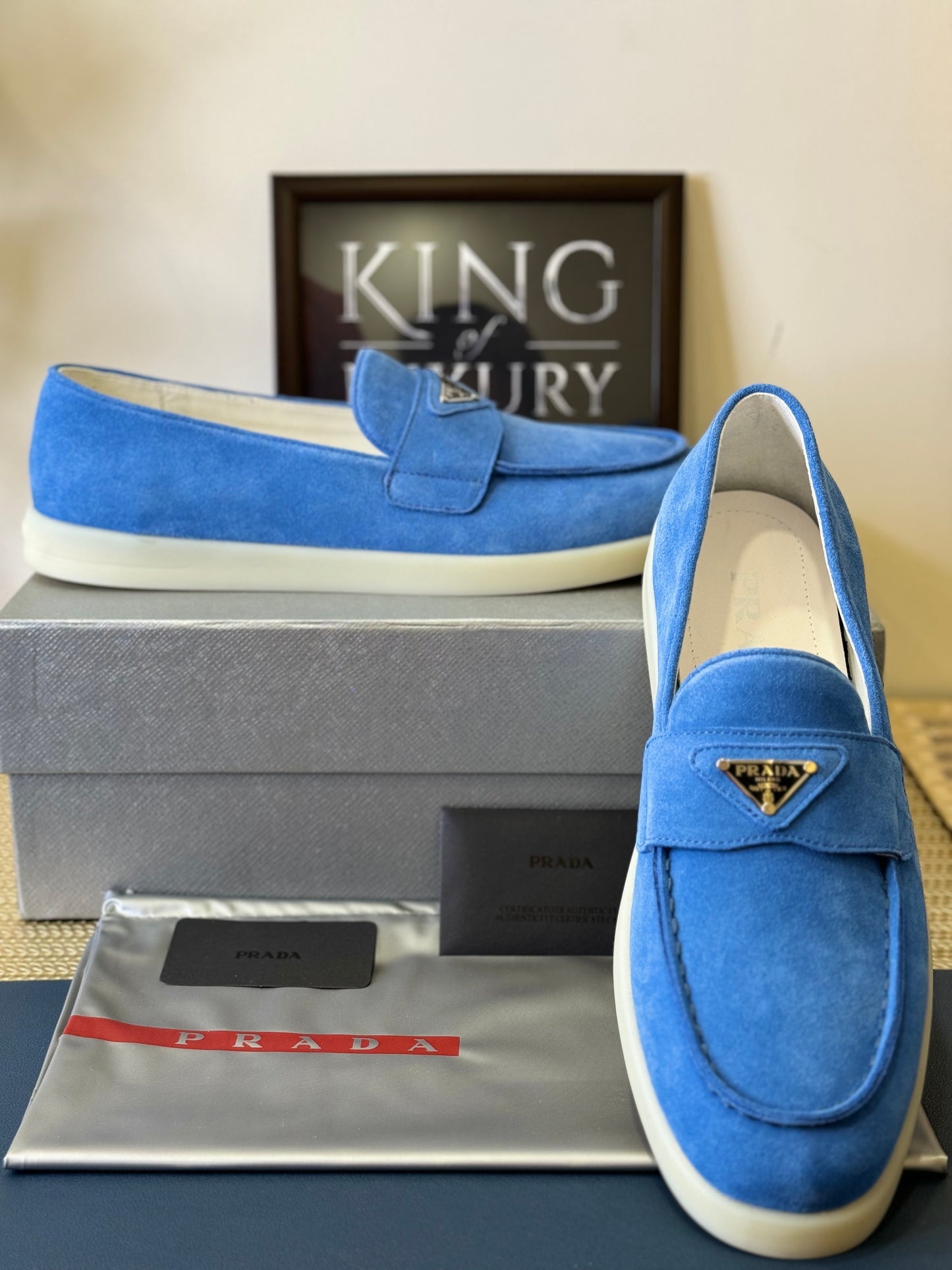 Prada logo-plaque Suede
Loafers