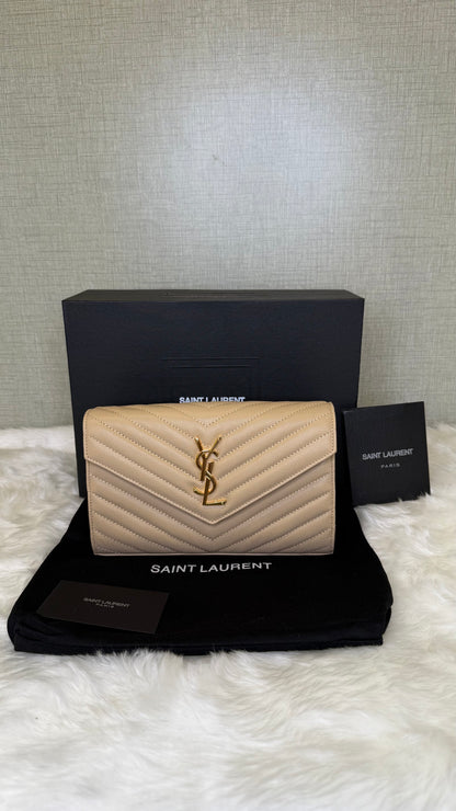 CASSANDRE ENVELOPE CHAIN WALLET IN GRAIN DE POUDRE LEATHER