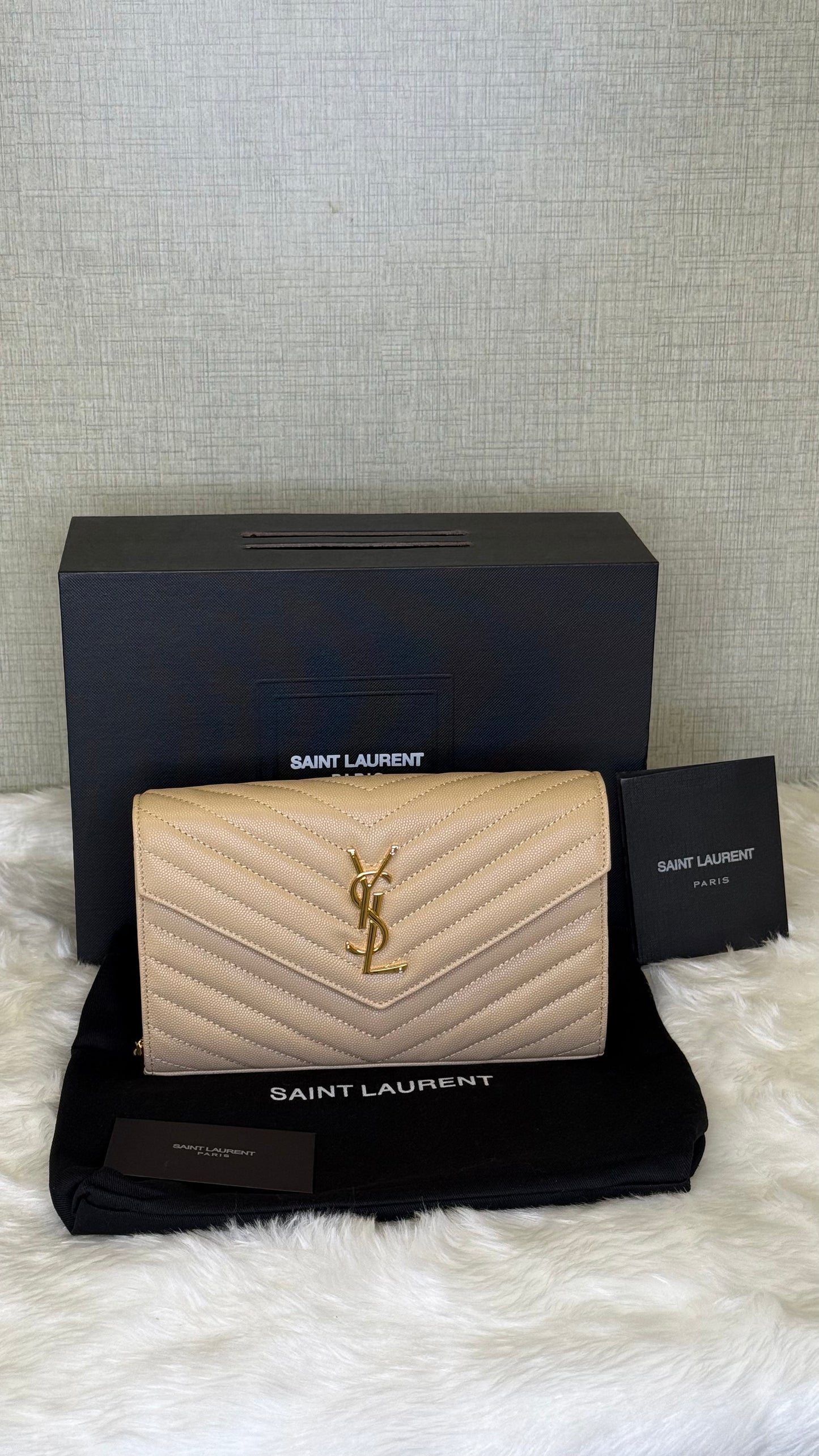 CASSANDRE ENVELOPE CHAIN WALLET IN GRAIN DE POUDRE LEATHER