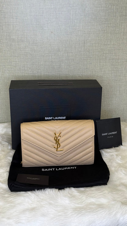 CASSANDRE ENVELOPE CHAIN WALLET IN GRAIN DE POUDRE LEATHER